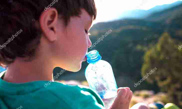 How to teach the child to drink from a small bottle