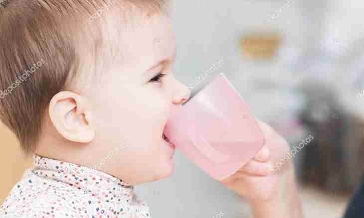 How to teach the child to drink from a cup