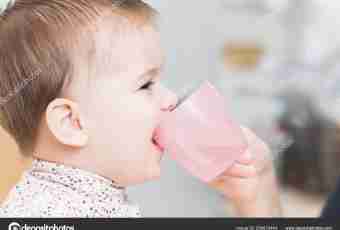 How to teach the child to drink from a cup