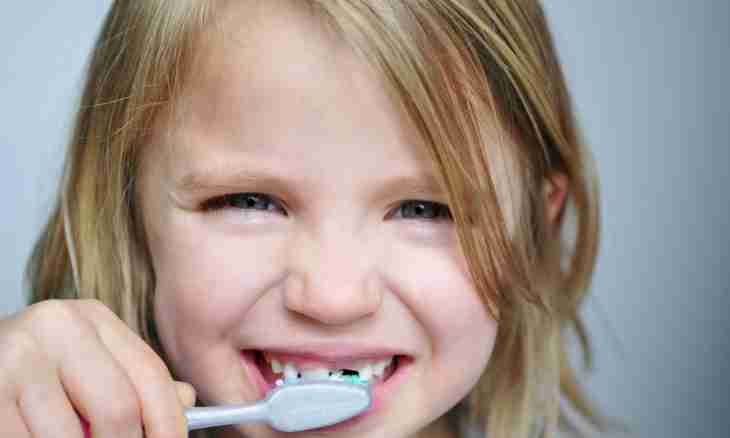 How to brush teeth to the one-year-old child