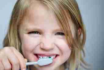 How to brush teeth to the one-year-old child