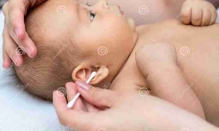 How to clean ears at the newborn