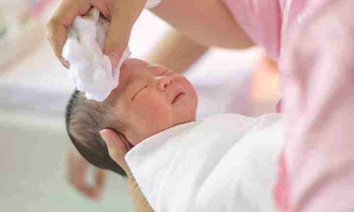 How to clean auricles of the newborn