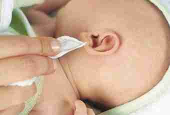 How to clean ears to the baby