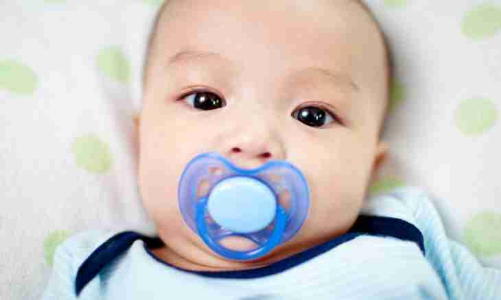 Whether to give to the child a pacifier: pros and cons
