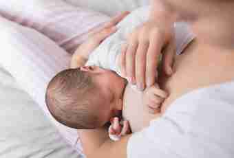How to put the newborn to a breast