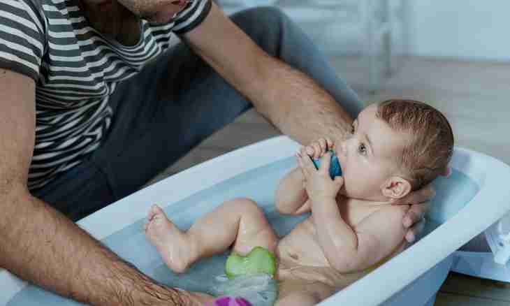 Whether it is possible to bathe the baby at cold