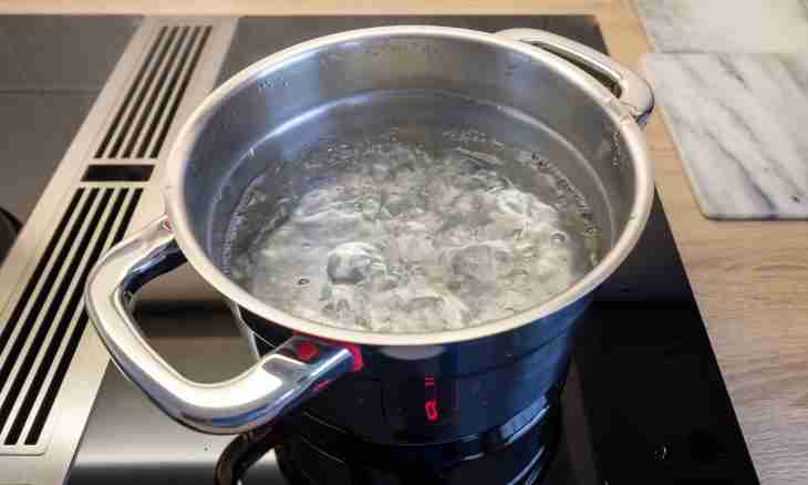 Why it is impossible to boil a water bucket on a spirit-lamp