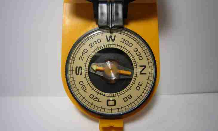 How to determine an azimuth by a compass