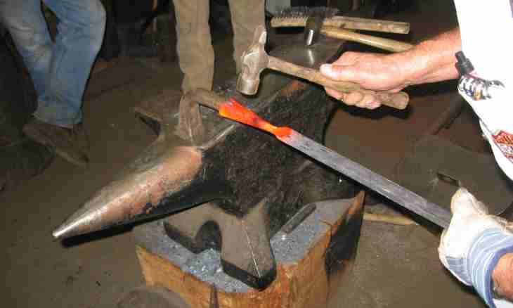 How to forge iron