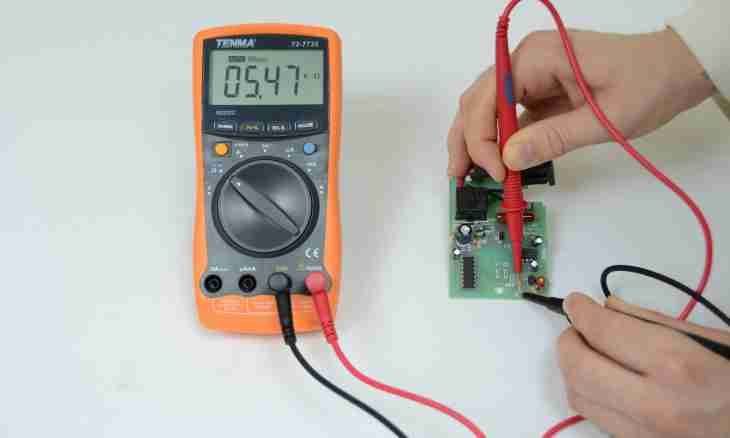How to connect the ampermeter of a direct current