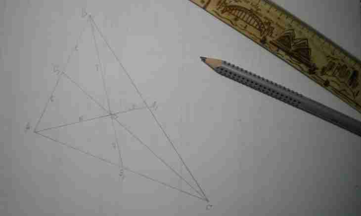 How to construct a triangle median by means of compasses