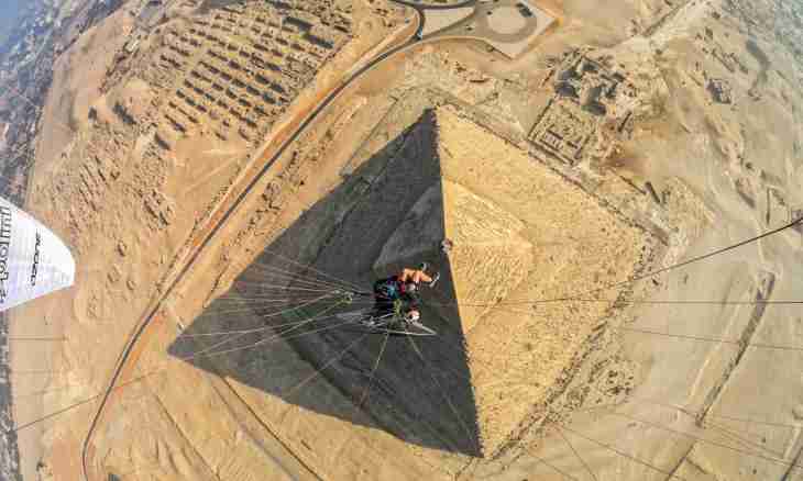 How to find a side edge in a pyramid