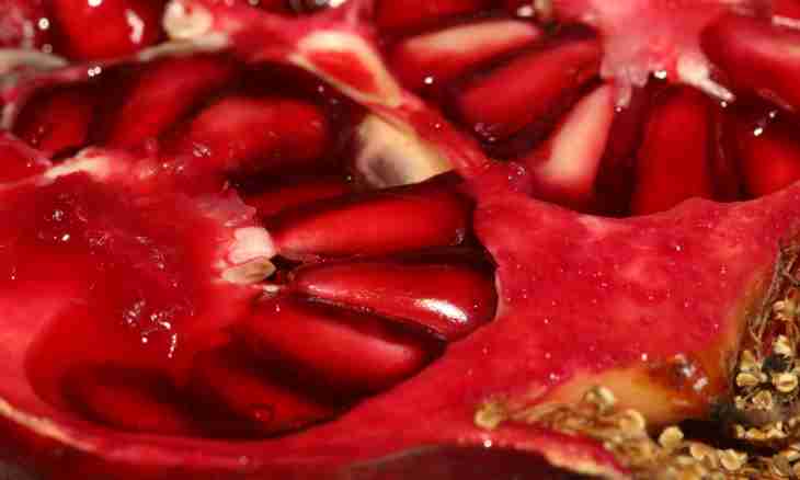 How to squeeze out pomegranate juice