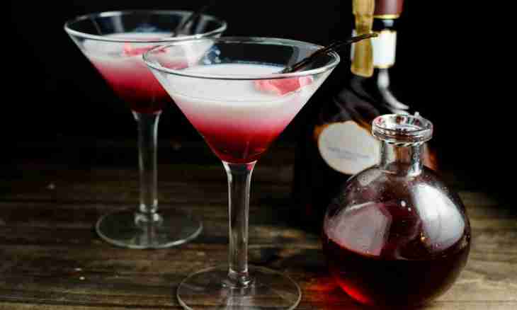 The simple recipe of a liqueur wine from wild strawberry