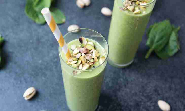 Banana cocktail with pistachio nuts