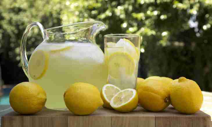Vanilla and apple lemonade with ginger