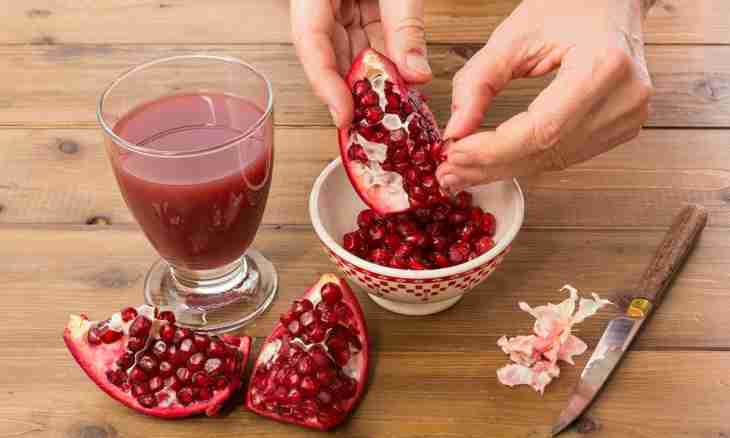 How to squeeze out juice from pomegranate