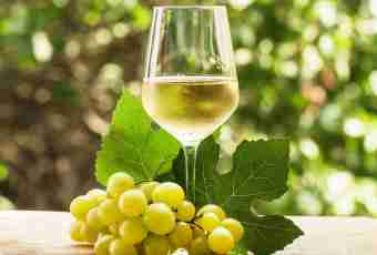 What to give to a white semisweet wine
