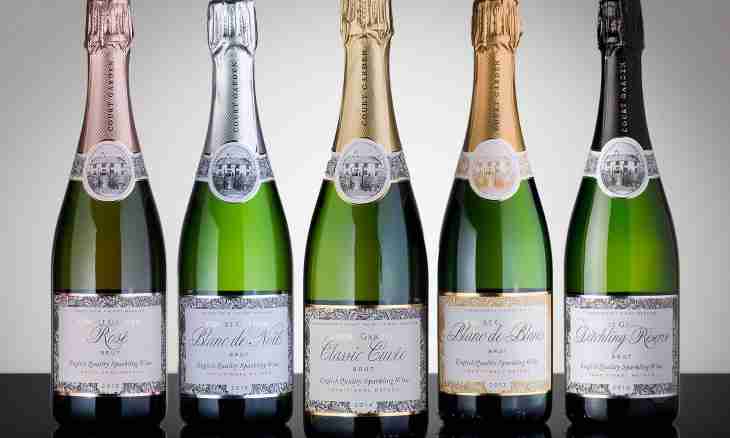 In what a difference between champagne and sparkling wine