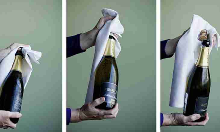 How to open champagne