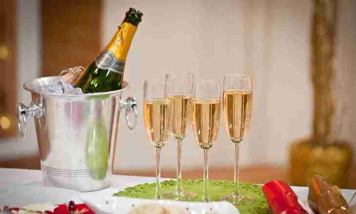 How to decorate a champagne bottle for New year