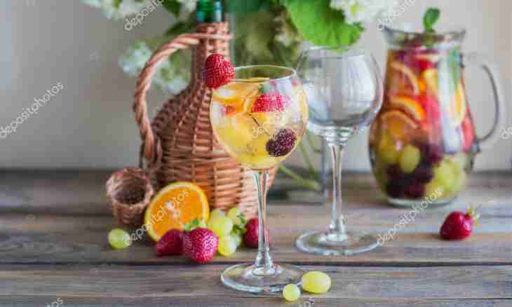 Sangria with champagne and strawberry