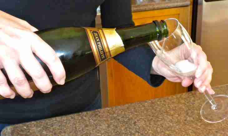 How to drink champagne, without having opened a bottle
