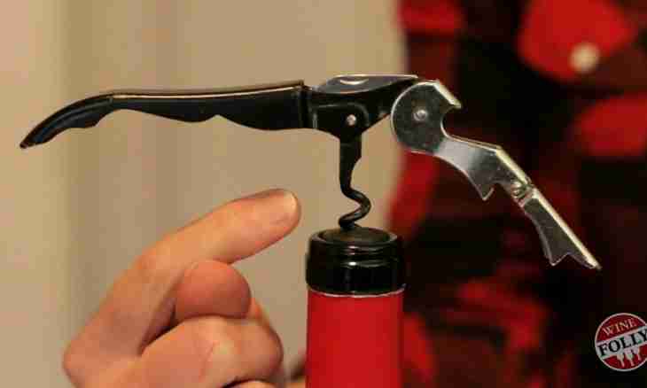 How to open wine without corkscrew