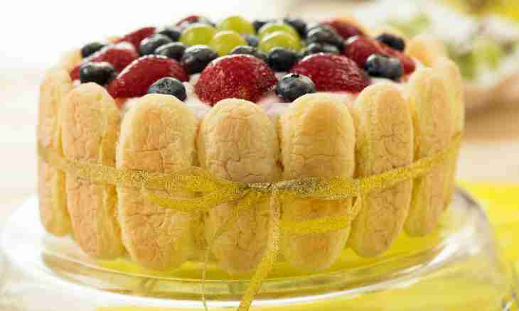 How to decorate cake with fruit in house conditions
