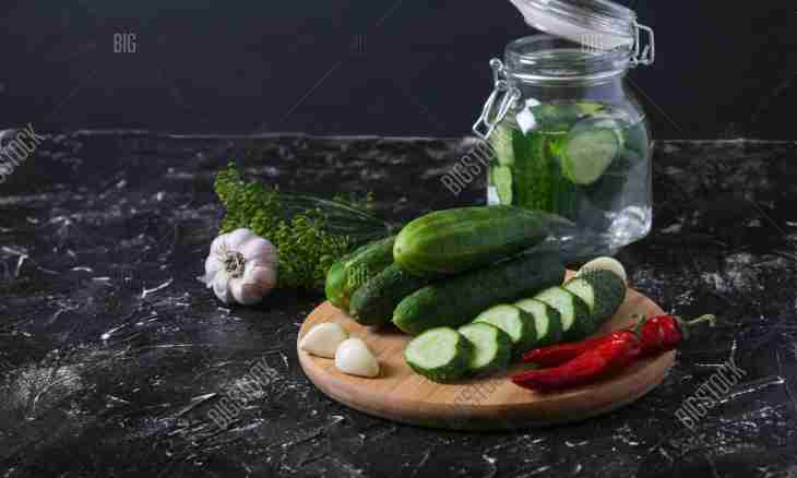 How many salt is necessary on a 3-liter jar when salting cucumbers