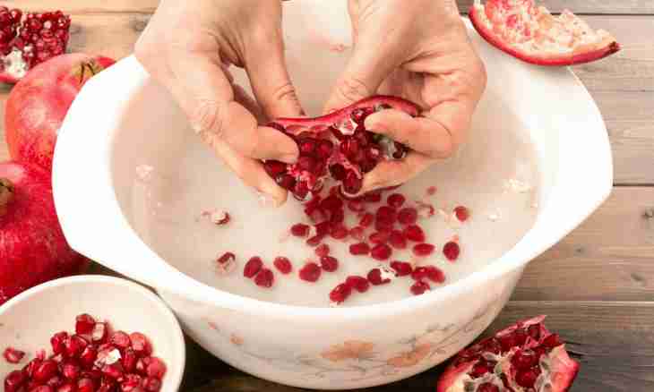 As it is correct to peel pomegranate