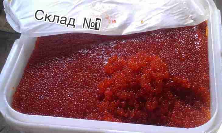 Storage of red caviar in the freezer