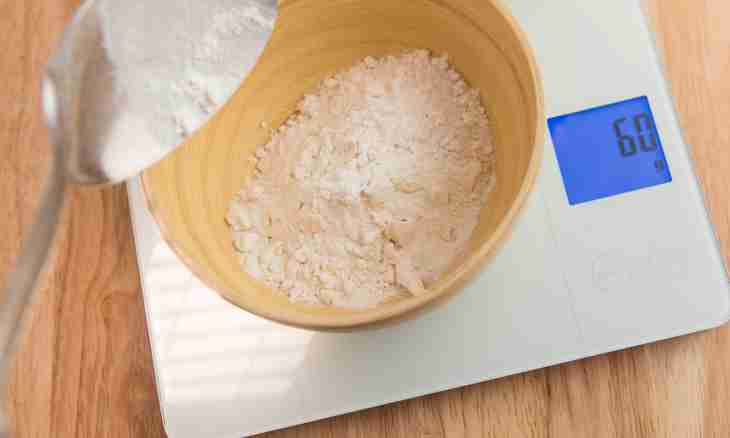 How to weigh flour without scales