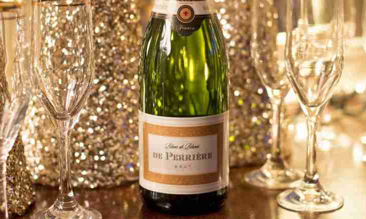 How to issue champagne for New year