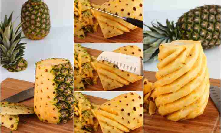 How to cut pineapple on a table