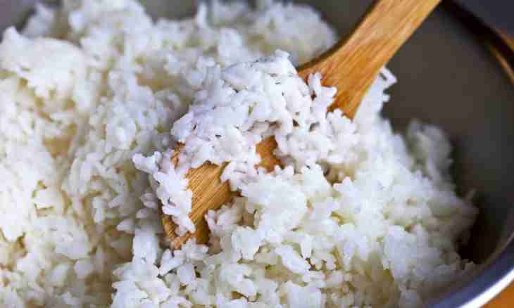Why it is necessary toCulinary specialists can't accurately answer a question of need of soaking of rice. Some cook it right after washing under flowing water, and someone presoaks grain that it turned out more gentle and friable. presoak rice