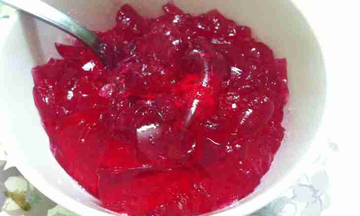 As it is correct to dissolve edible gelatin for jelly
