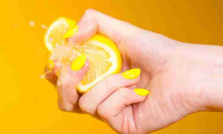How to squeeze out juice of a lemon