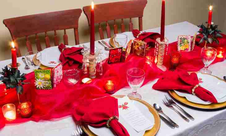 How to decorate a table for Christmas