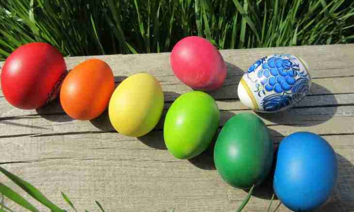 How to paint eggs for Easter beet juice