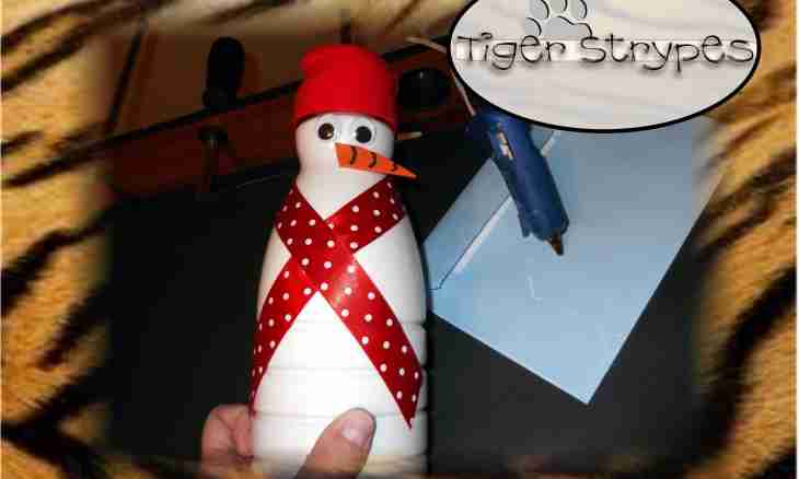 Snowman from popcorn the hands