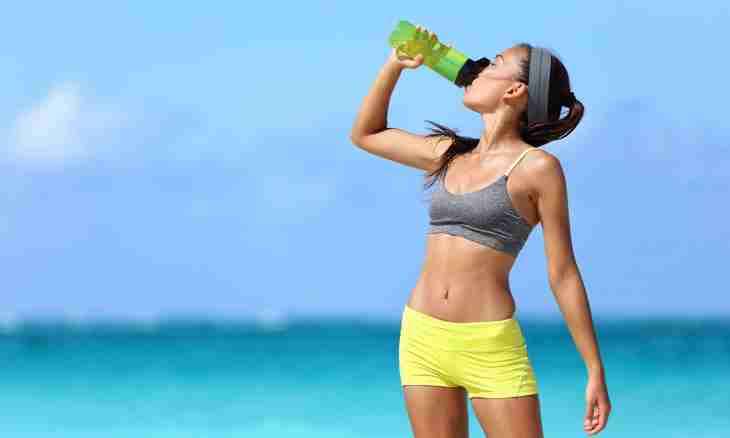 As it is correct to drink water during the day to lose weight
