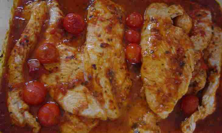 How to make juicy chicken breast in tomato and creamy sauce