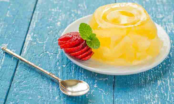 How to prepare a light dessert: strawberry fruit jelly on agar-agar