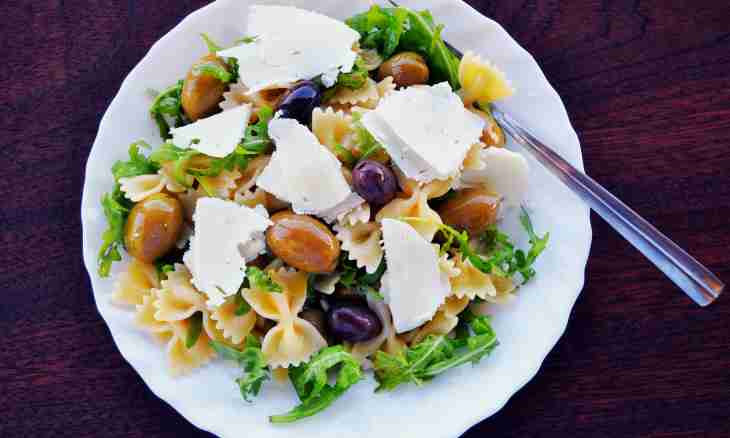 Dietary arugula and chicken salad