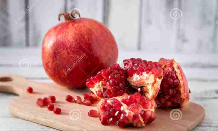 Whether it is possible to eat pomegranate with stones