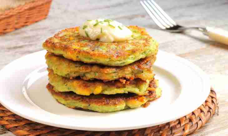 How to make corn fritters with garlic sauce