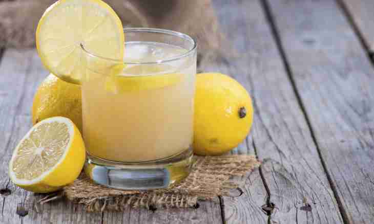 Why water with a lemon on an empty stomach is useful