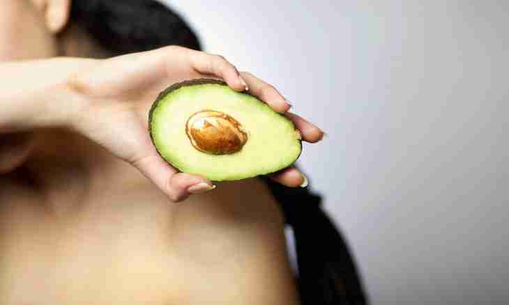 Avocado against fat on a stomach